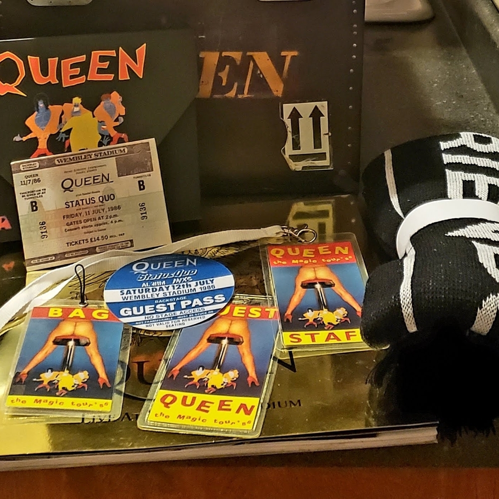QUEEN – (Live at) Wembley Roadie Cube CD/DVD + Goodies Box Set 